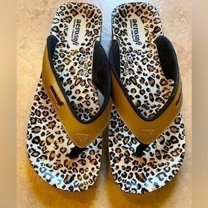 Aerosoft Tan Cheetah Flip Flop Sandals NWOT